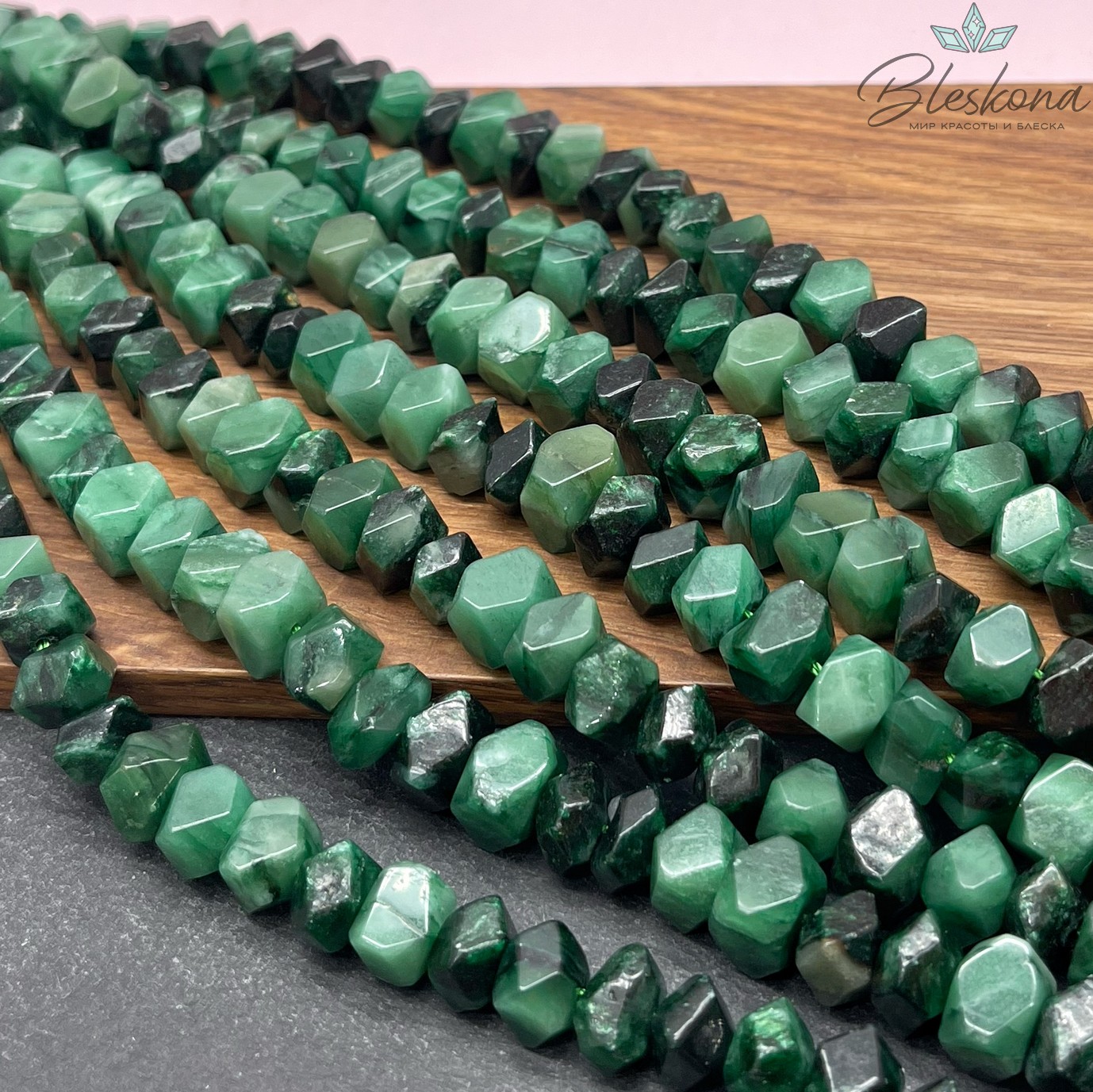 Лепидолит зеленый фриформ огранка (8-10)*(9-10) мм