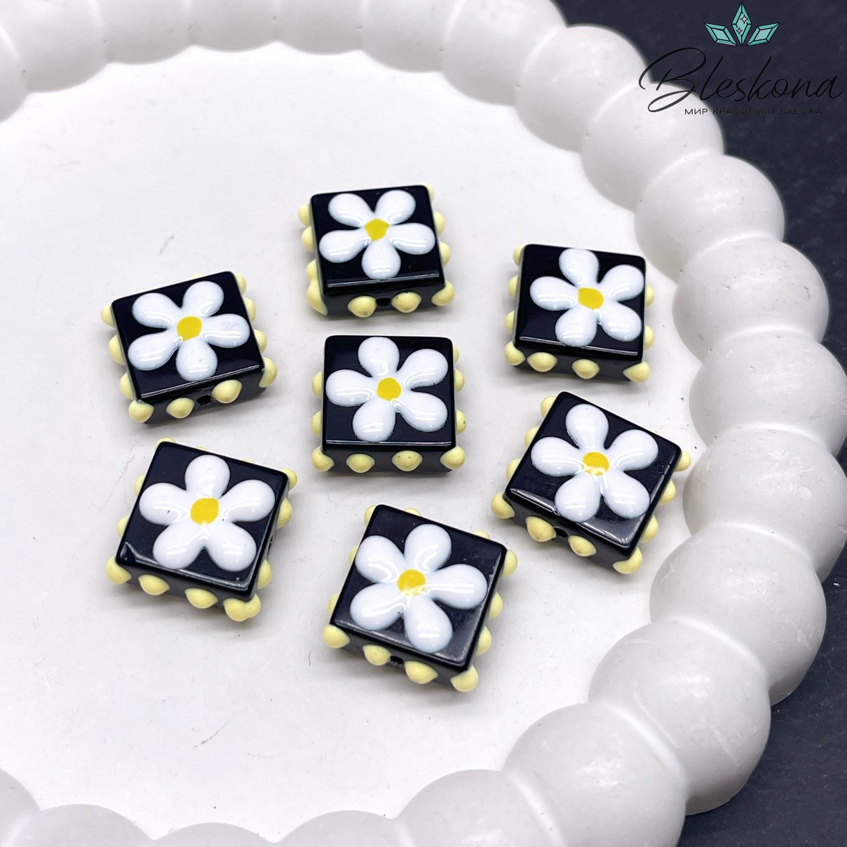 17,5 мм Бусина квадрат черный белый цветок