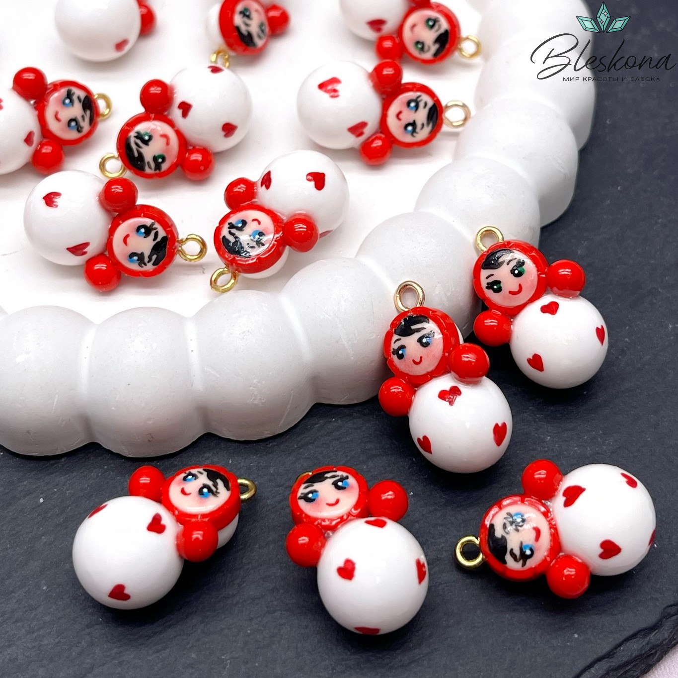 24,5*12,5 мм, Цвет золото, Подвеска Неваляшка мини белая красные сердечки 