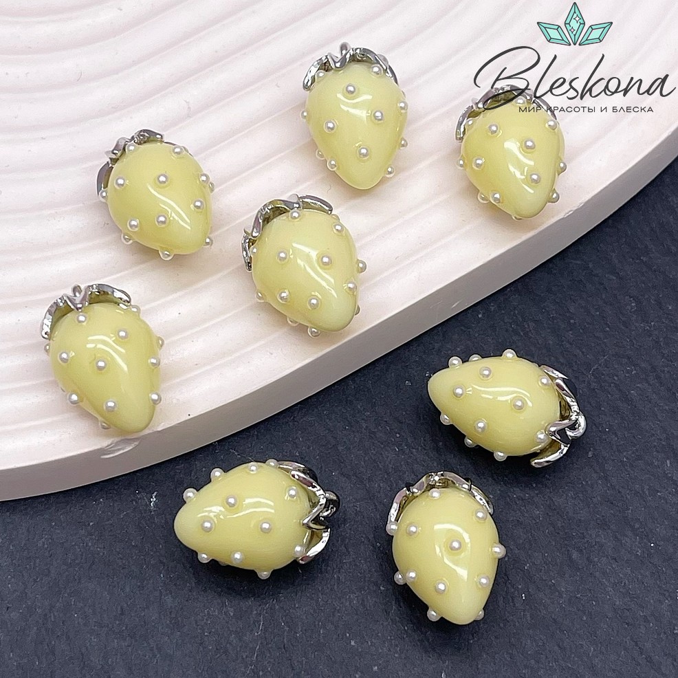 19*13 мм Цвет серебро, Подвеска клубничка желтая