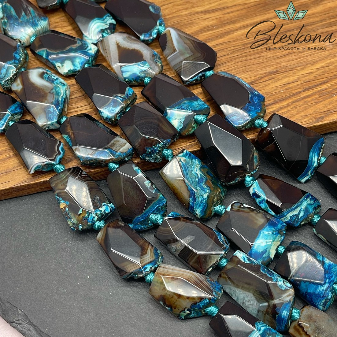 Агат голубой (тонированный) плоский фриформ огранка (24-30)*(16-20) мм