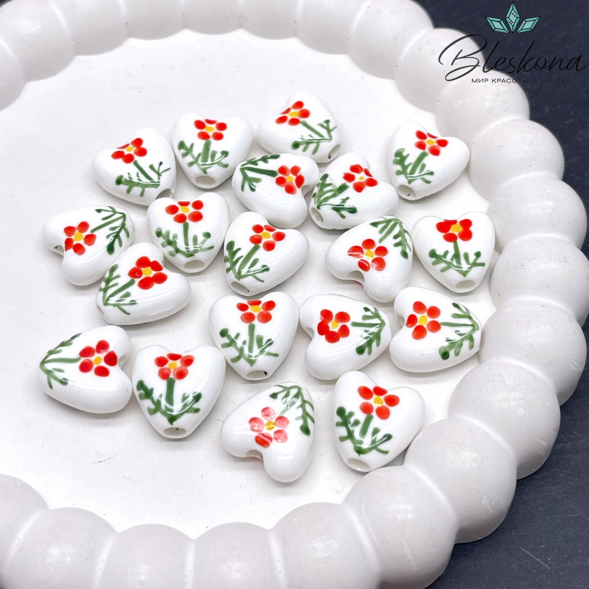 14,5 мм Бусина сердце, керамика цвет белый красная ромашка (штучно)