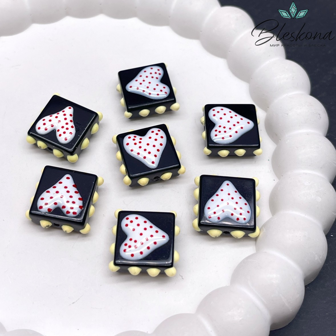 17,5 мм Бусина квадрат черный белое сердце