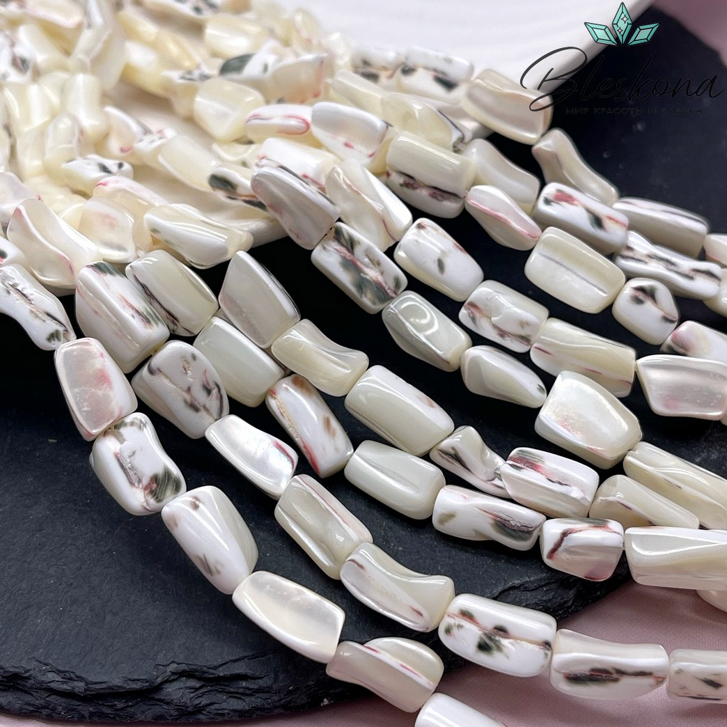 Перламутр белый фриформ с черно- красными вкраплениями  (8-13)*(7-10) мм