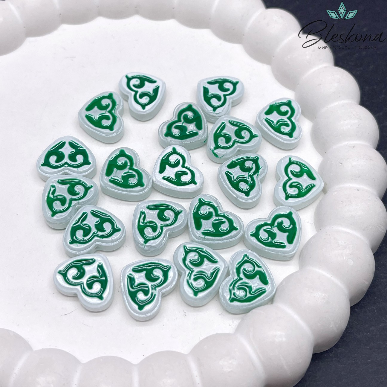 12*15 мм Бусина сердце белое зеленый рисунок