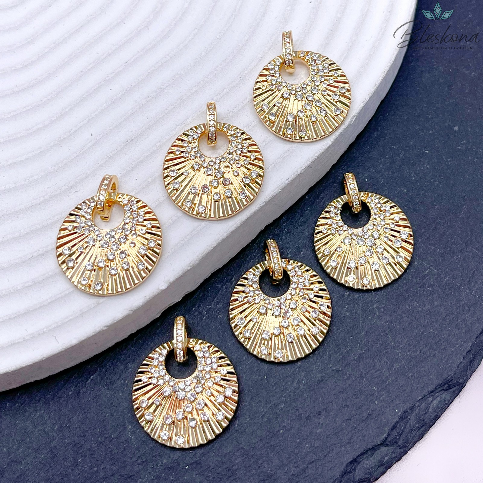 20 мм, Цвет золото, Подвеска круг с бейлом цирконы