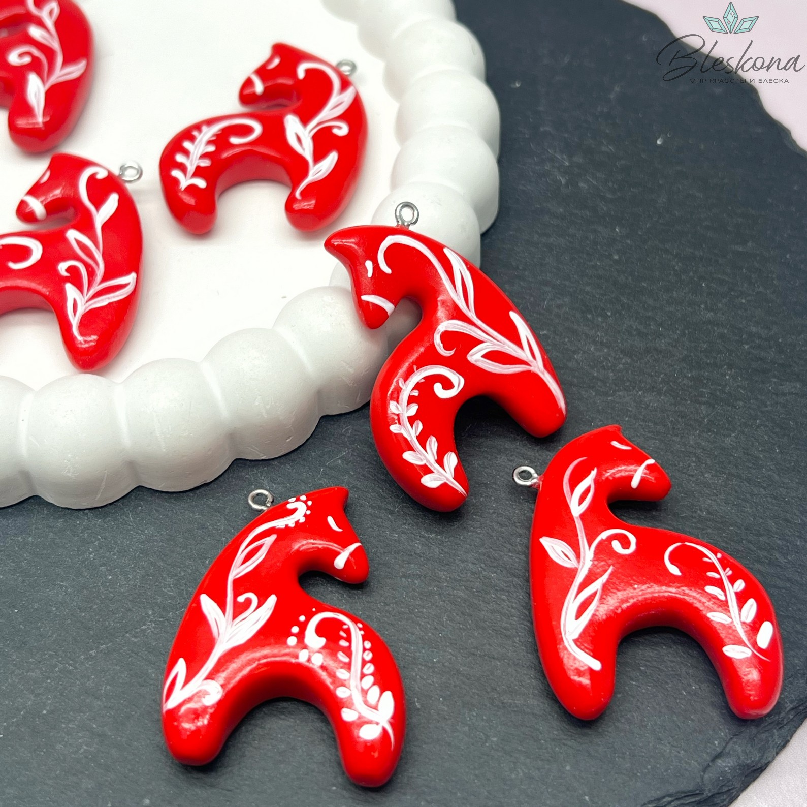 42*30 мм, Цвет серебро, Подвеска Лошадка красная расписная