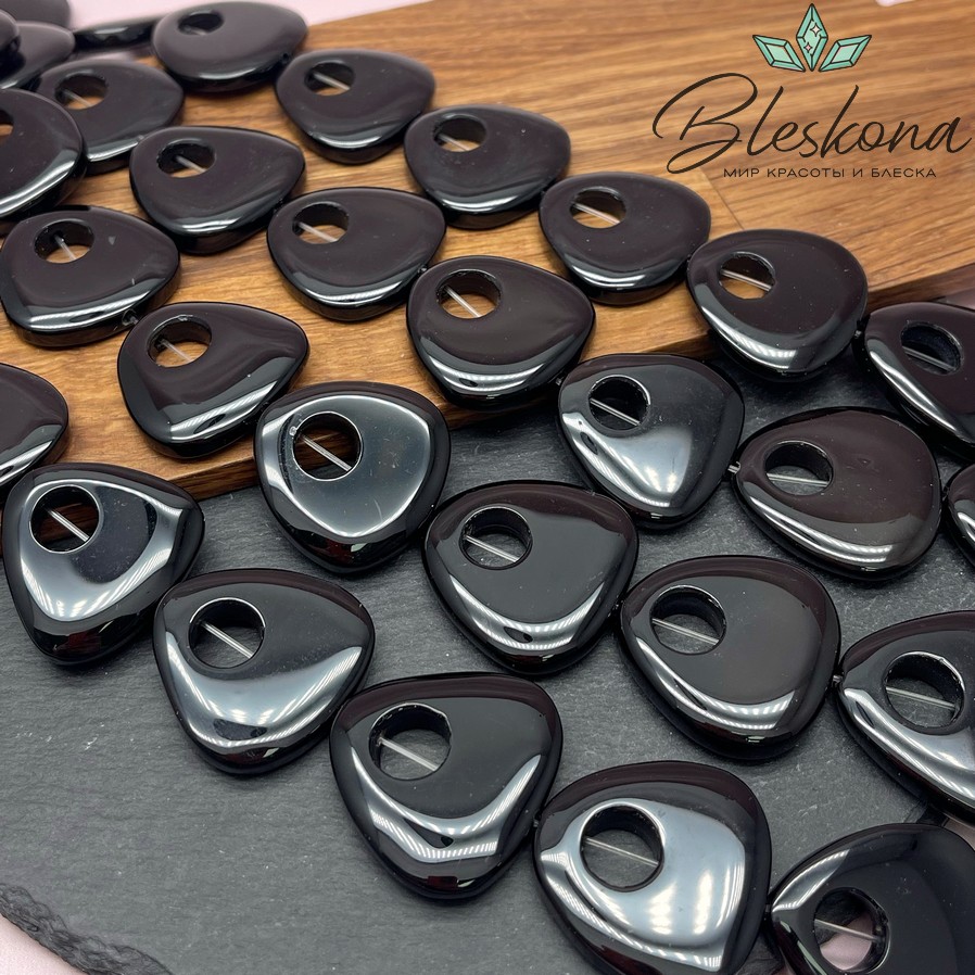 Агат черный с прожилками треугольник с отверстием 31 мм