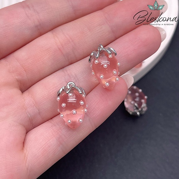 19*13 мм Цвет серебро, Подвеска клубничка прозрачная розовая 