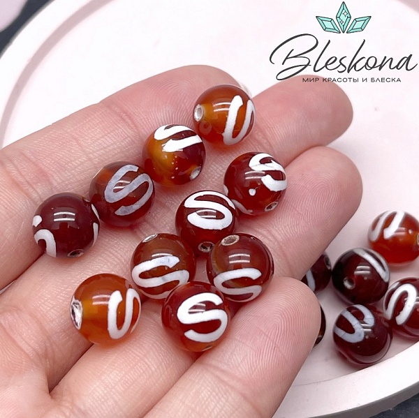 Бусина Дзи Денежный крючок бело-коричневый шар 10 мм уп.10 шт.