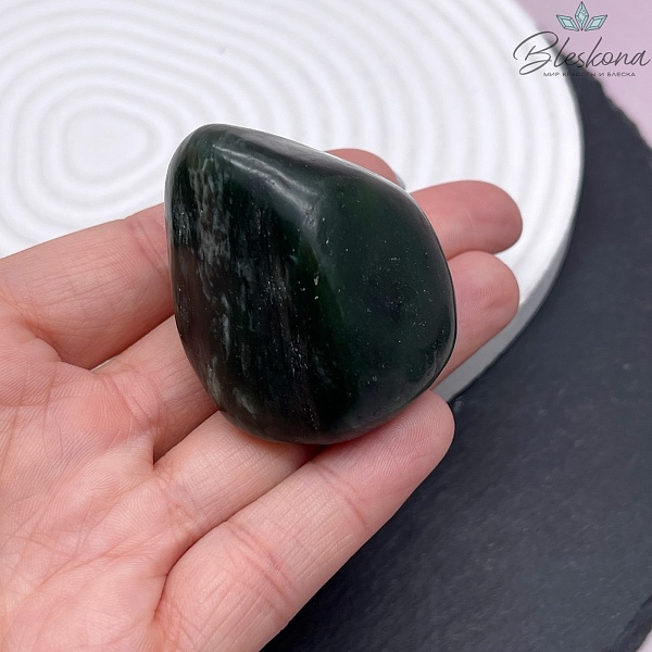 Байкальский нефрит галтовка 44-49 мм