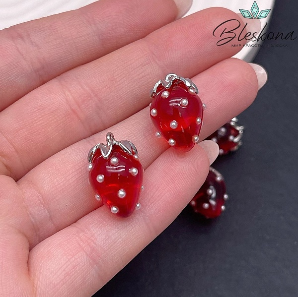 19*13 мм Цвет серебро, Подвеска клубничка прозрачная темно-красная