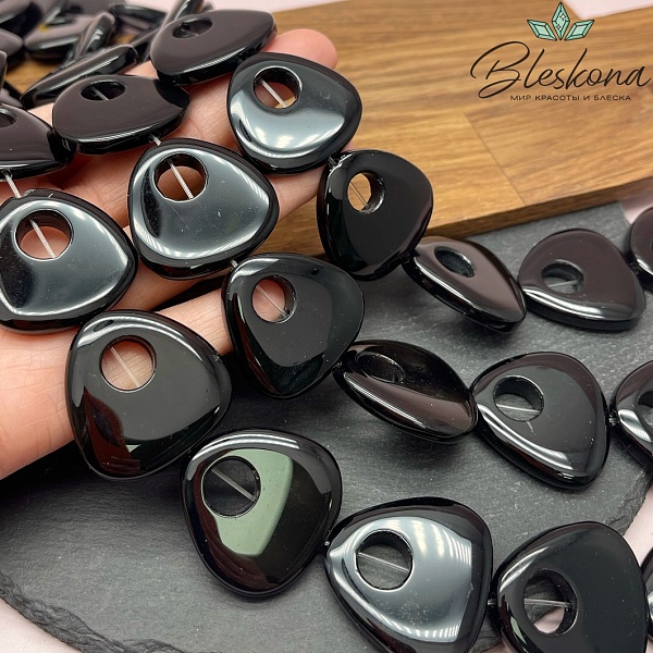 Агат черный с прожилками треугольник с отверстием 31 мм