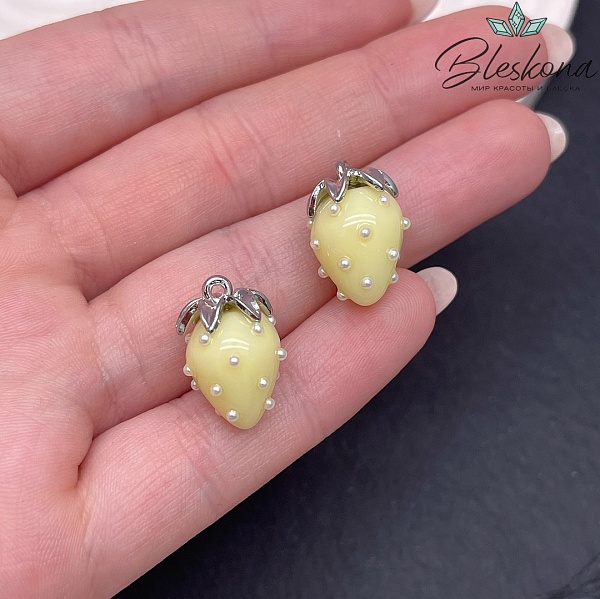 19*13 мм Цвет серебро, Подвеска клубничка желтая
