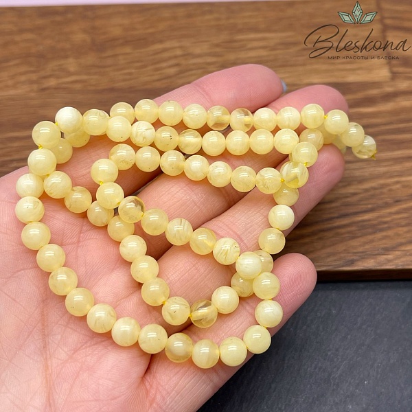 Янтарь светло-желтый с белыми включениями шар 6 мм