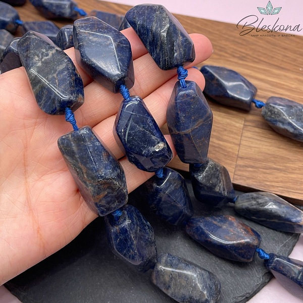 Содалит фриформ огранка (25-35)*(15-20) мм