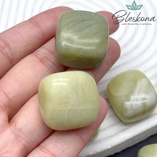 Жадеит зеленый галтовка 19-24 мм