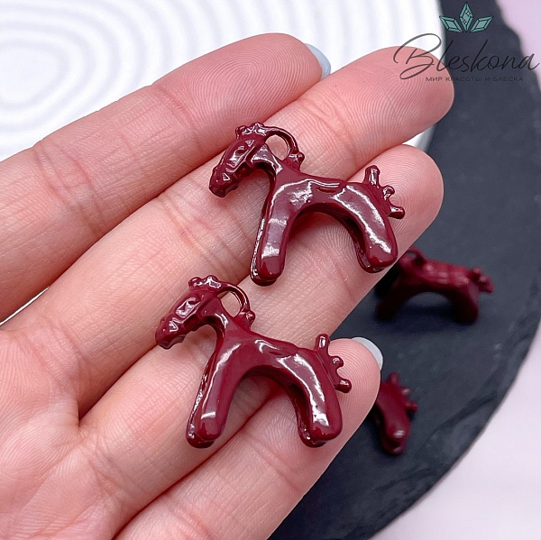 25*30 мм  Подвеска Дымковская Лошадка бордовая эмаль
