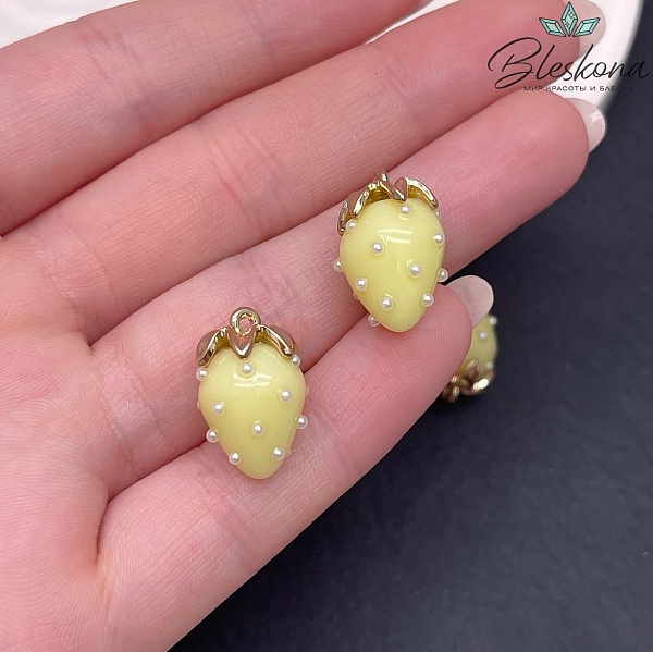 19*13 мм Цвет золото, Подвеска клубничка желтая