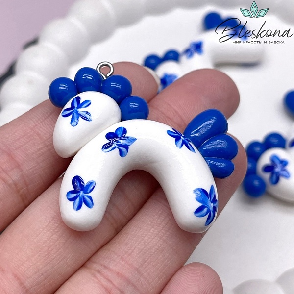 38*35 мм, Цвет серебро, Подвеска Лошадка белая с синими цветочками 