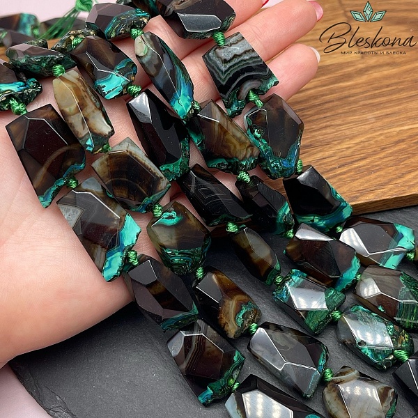 Агат зеленый (тонированный) плоский фриформ огранка (24-30)*(16-20) мм