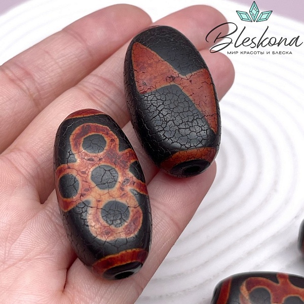 Бусина Дзи Молния и мистический узел черно-красная 39*20 мм