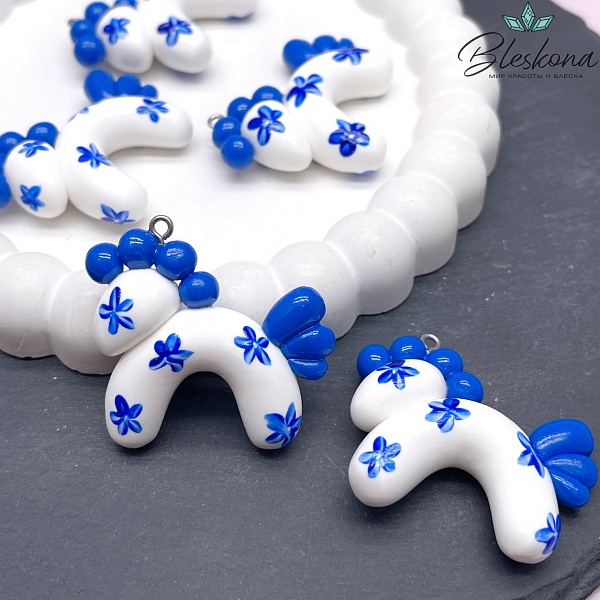 38*35 мм, Цвет серебро, Подвеска Лошадка белая с синими цветочками 