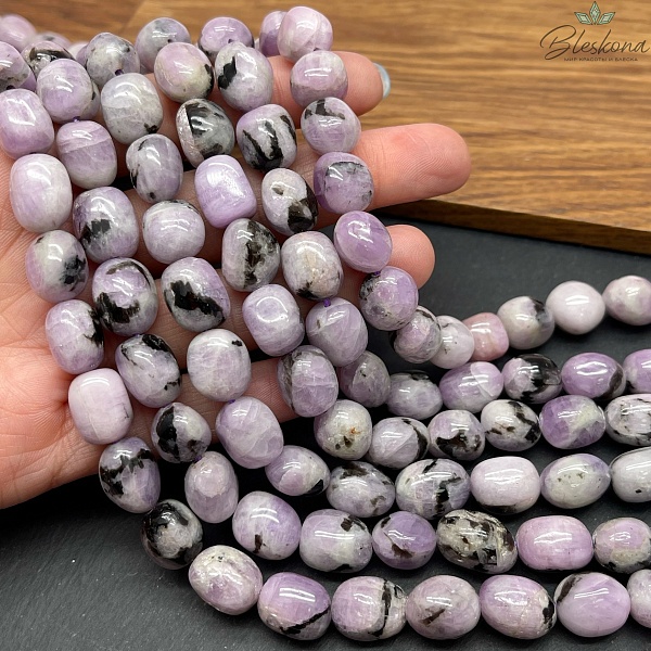 Кунцит с вкючениями черного турмалина галтовка (10,5-11,5)*(9,5-10) мм