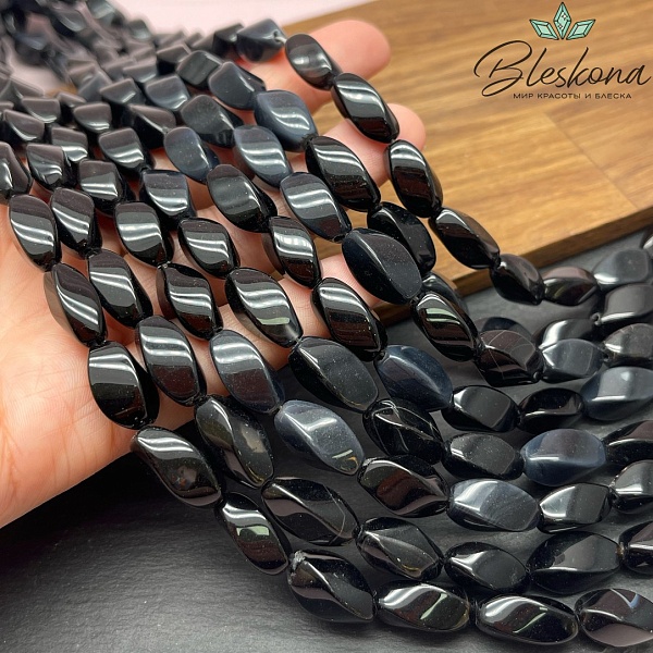 Агат черный с прожилками бочата крученый 15*7 мм 